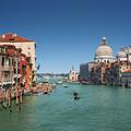 Mesto kanalov, gondol, starih palač ... in na tisoče turistov s fotoaparati v ro