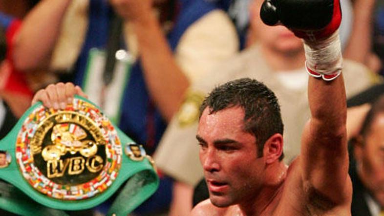 Oscar de la Hoya je dobil nazaj olimpijsko medaljo.