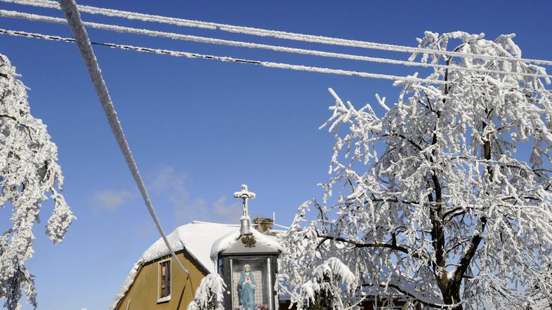 Zaradi mraza je 18 tisoč Poljakov ostalo brez elektrike. (Foto: AP)
