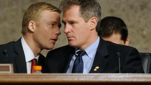 Senator Scott Brown na fotografiji desno. (Foto: EPA)