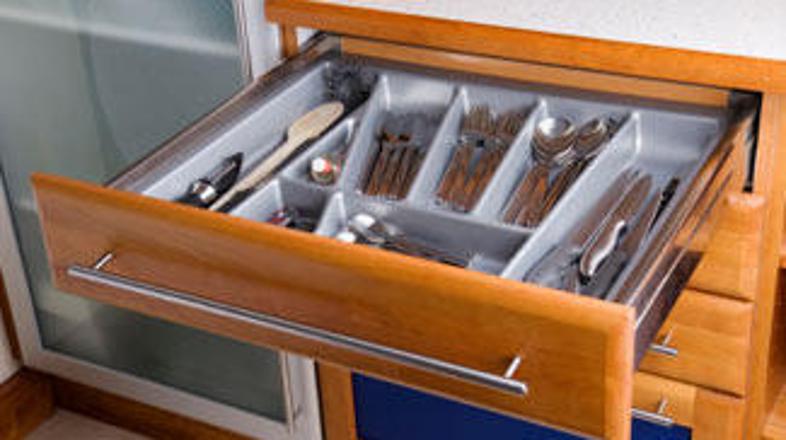 Steve je iz predala potegnil nož in začel poseg.