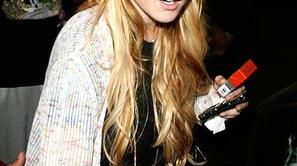 Lindsay je spet v težavah.