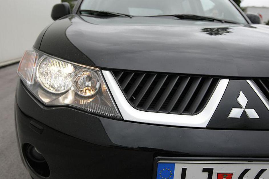 Outlanderjeve poteze so prijetno skladne in azijsko poravnane.