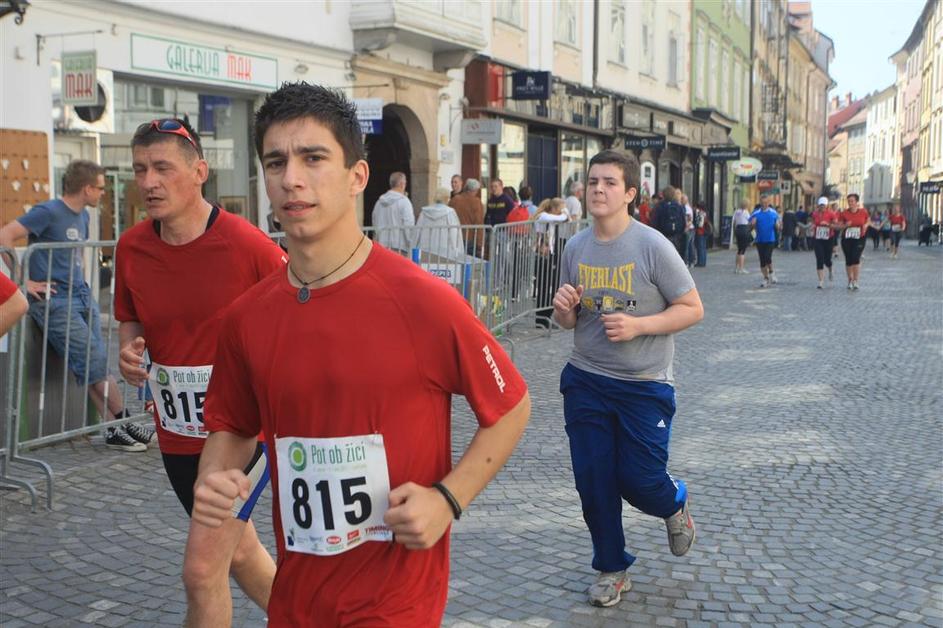 Če želite visokoresolucijsko fotografijo, nam pošljite elektronsko sporočilo na 