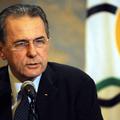 Jacques Rogge, ki je iz Singapurja prispel v Peking, je vse bolj zaskrbljen zara