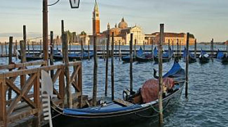 Z Benetkami skoraj ne morete brcniti v temo.