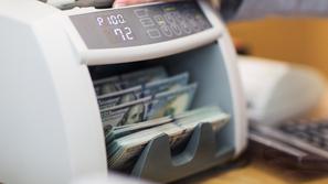 tuja valuta dolar štetje denarja banka bankovci