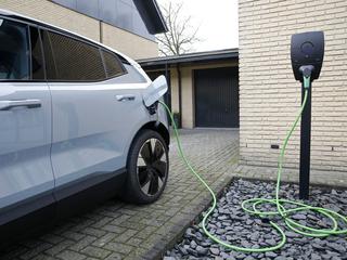 Električna polnilnica, električni avto
