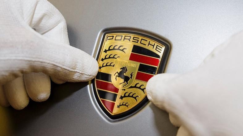 Porsche logotip volan