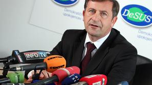 Bo svet stranke v ponedeljek potrdil odločitev izvršilnega odbora stranke o izst