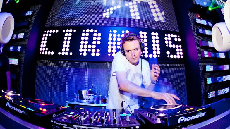 Andy More poskrbel za vročo noč