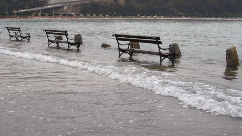 Plimovanje morja v Kopru (Foto: Saša Islamovič)