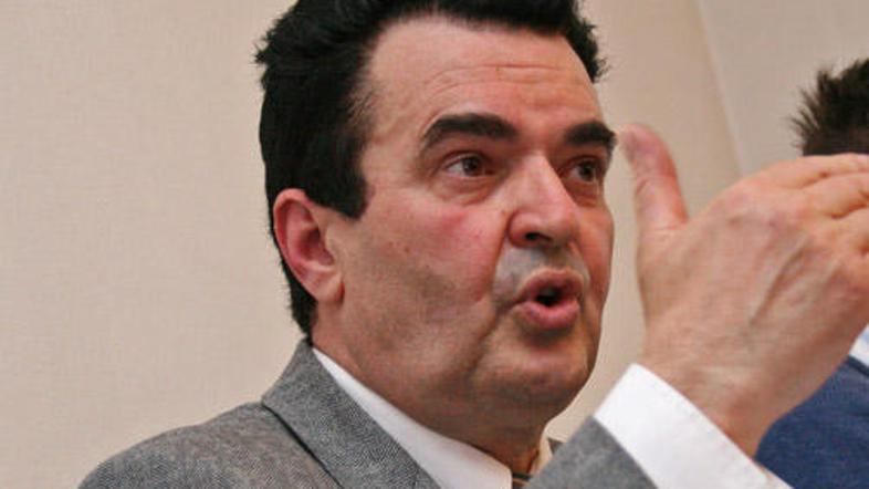 Pritiski na zaposlene so veliki, ljudi je strah, ne upajo si na bolniški dopust,