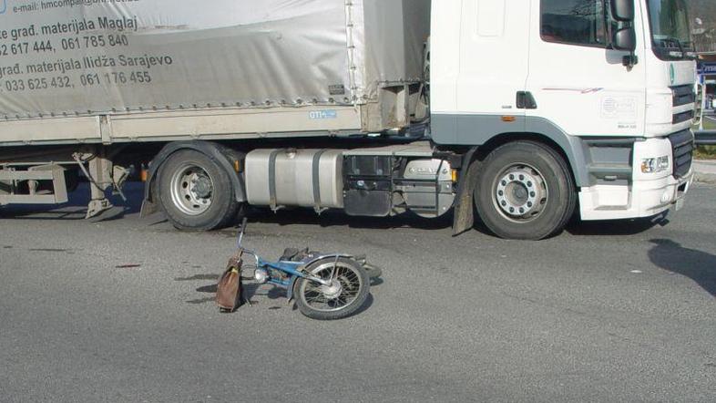 Posledice prometne nesreče. 81-letnik ni nosil zaščitne čelade. (Foto: Policija)