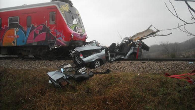 V prometni nesreči sta življenje izgubili dve osebi.