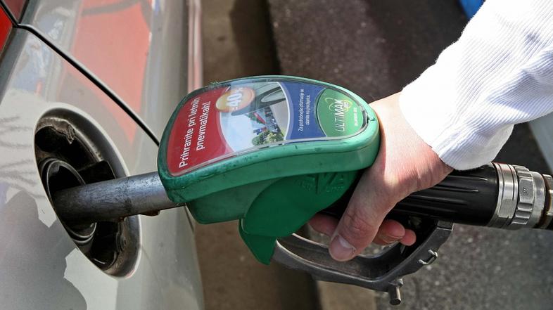 slovenija 29.04.2010 tankanje goriva, bencin, gorivo, petrol, bencinska crpalka;