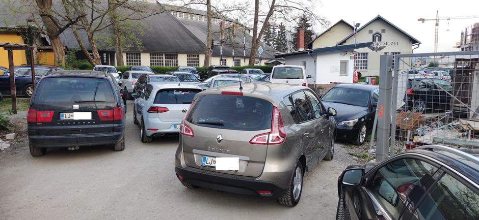 Nepravilno parkiranje v okolici džamije na Parmovi | Avtor: Bralec