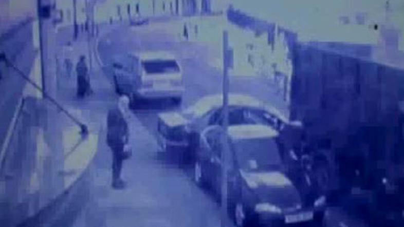 Londonski župan je imel precejšnjo srečo (na posnetku moški, ki v roki drži čela