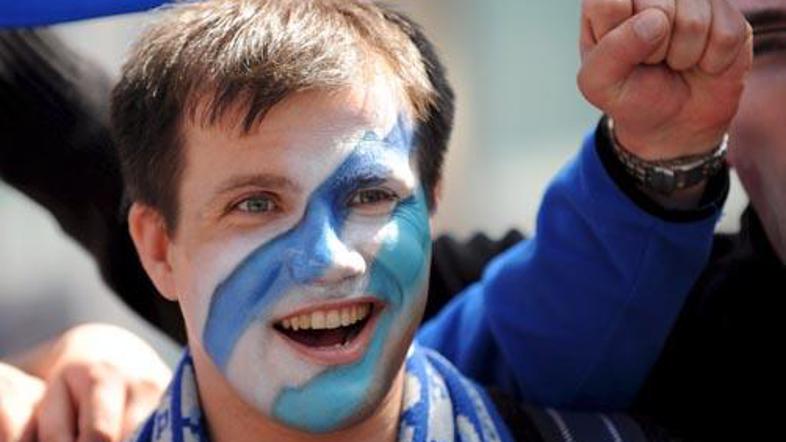 Moški del navijčev Zenita prisotnost žensk na tribunah ovira pri svojem početju.