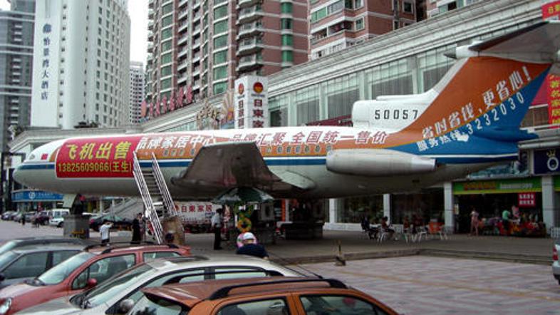 Letalo prodajajo zaradi prostorske stiske.