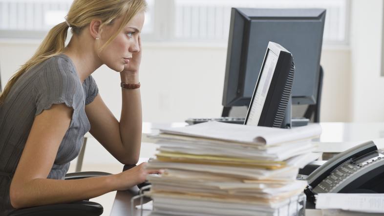 Ženska, ki gleda v računalnik