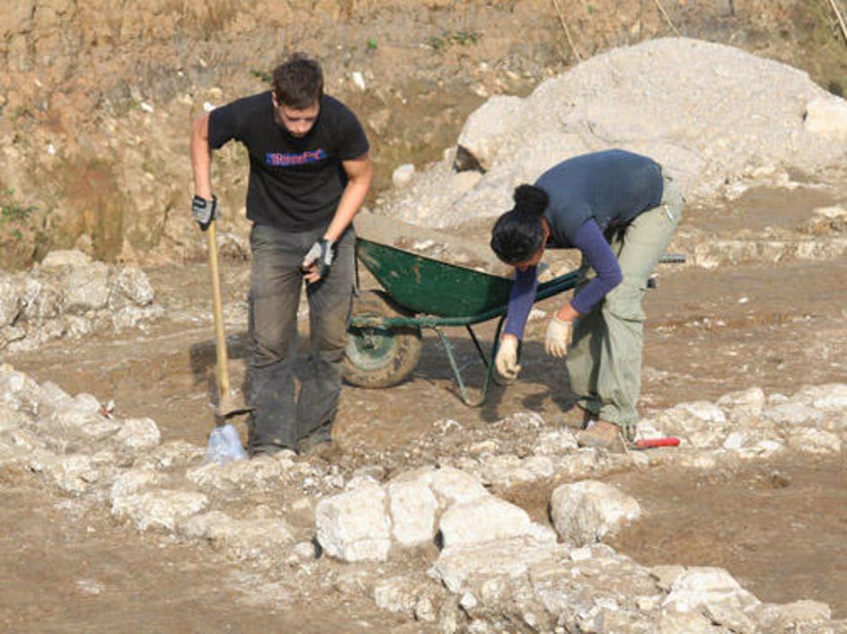 Nasproti gasilskega doma, kjer je poleti stekla gradnja objektov, so med arheolo