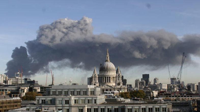 Nad Londonom se je vil gost dim.