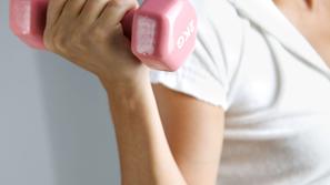 Poraba kalorij čez dan se poveča tudi, če zjutraj delate vaje za moč. (Foto: Shu