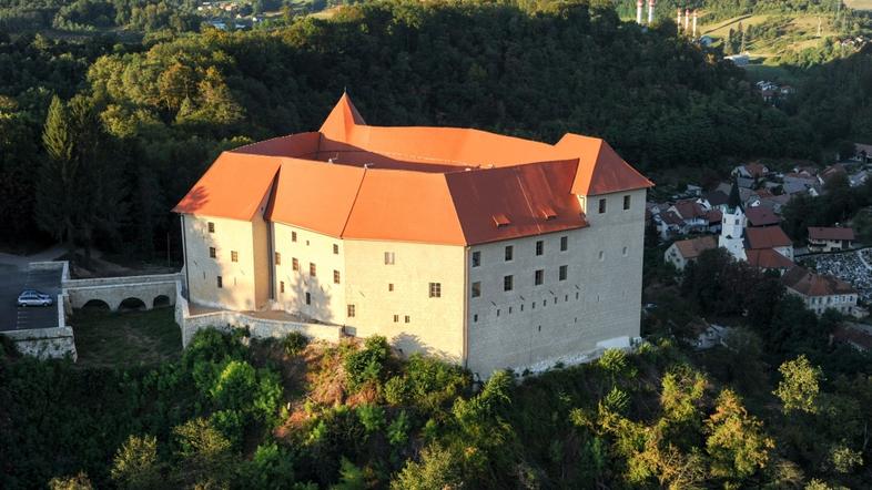 Slovenija 26.09.13, Dolenjska, Posavje, Brestanica, grad Rajhenburg z zraka, fot