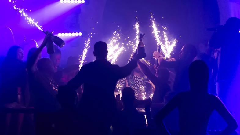 bengalske rakete v lokalu