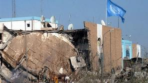 Avtomobil bomba je dobesedno raztrgal poslopje predstavništva ZN v Iraku. Organi