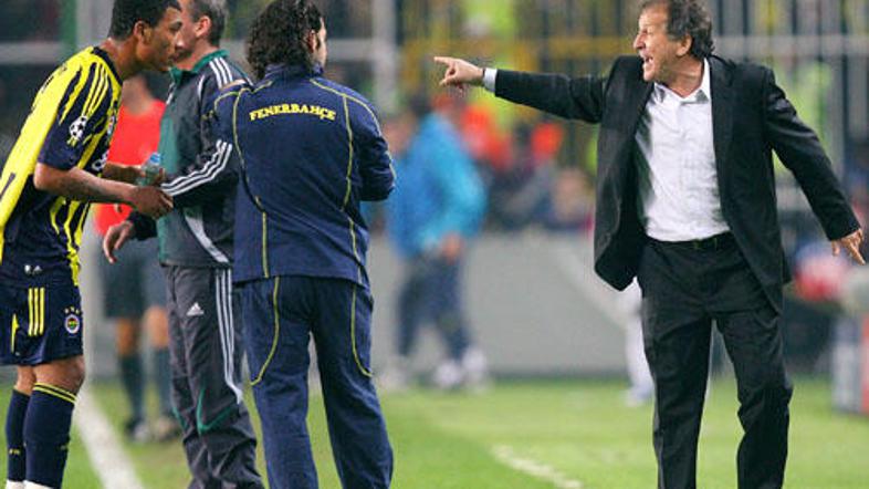 Brazilec Zico več ne bo poveljeval nogometašem Fenerbahčeja.