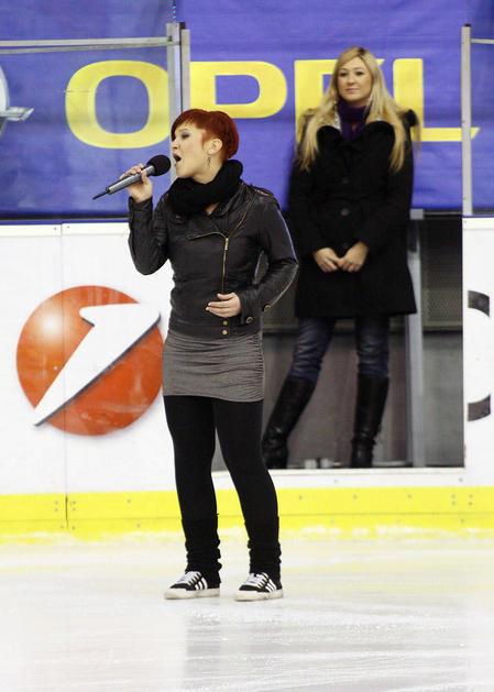 Pred začetkom včerajšnje tekme je pevka Katja Koren odpela himno. (Foto: Grega V