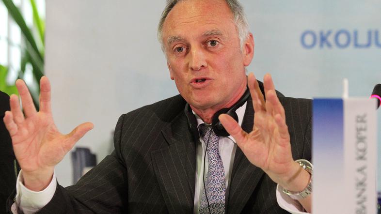 Ezio Salvai je drugi najbolje plačani bančnik v državi, plače uslužbencev pa naj