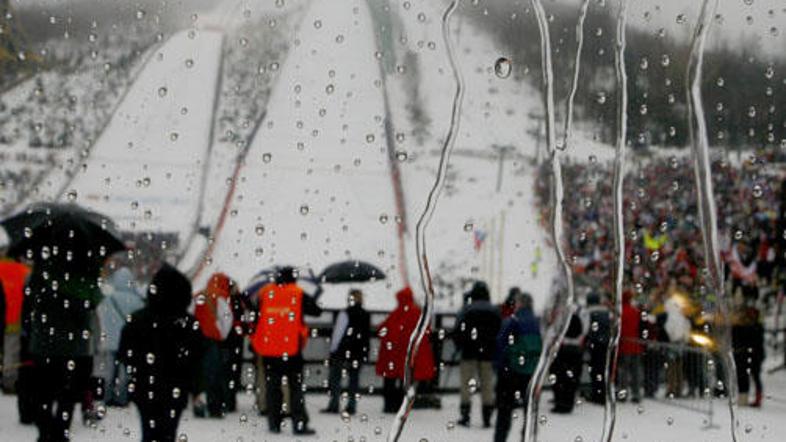 Žal je tekmo poletov v Harrachovu preprečilo slabo vreme.