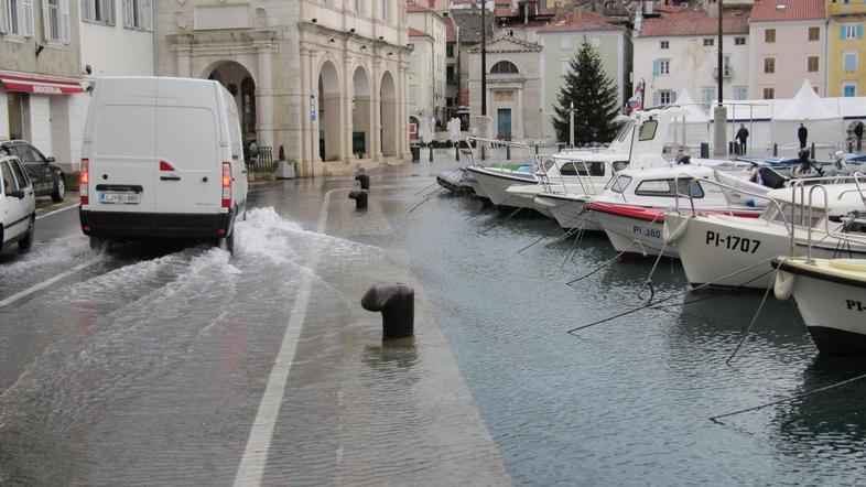 Povišano plimovanje v Piranu.