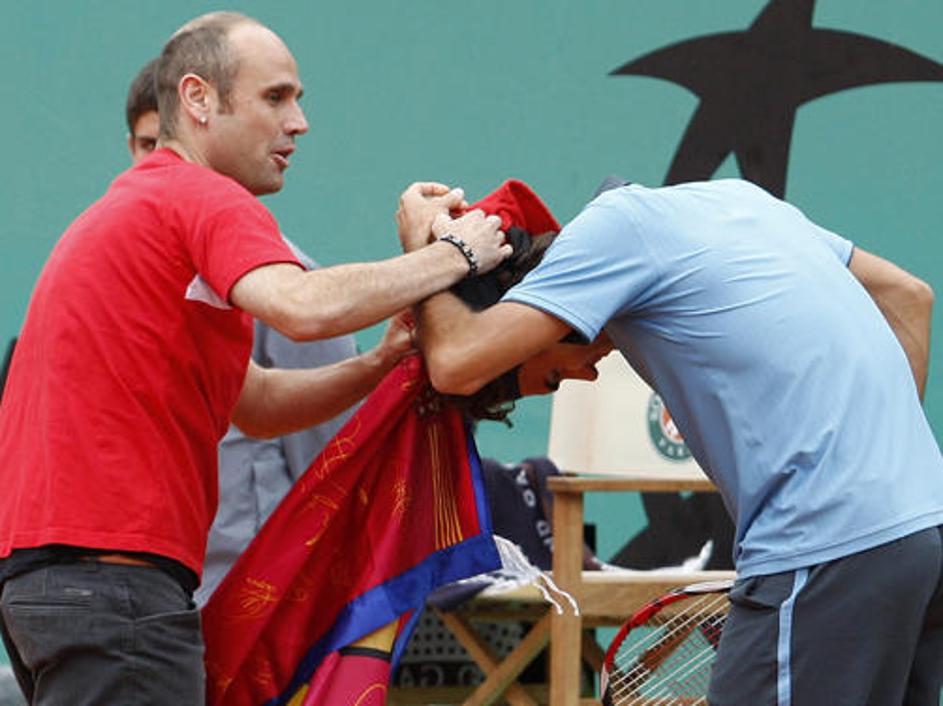 Takole se je lani Jimmy Jump spravil nad Rogerja Federerja. (Foto: Reuters)