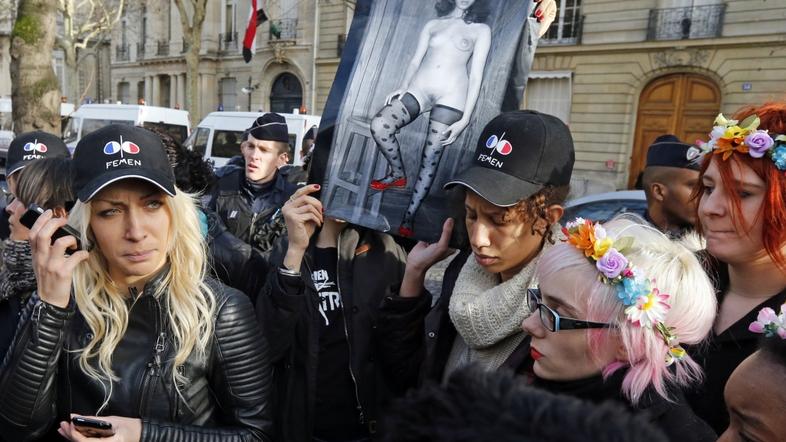 razno 19.12.13. aliaa elmahdy, Ukrainian activist Inna Shevchenko (L) and member