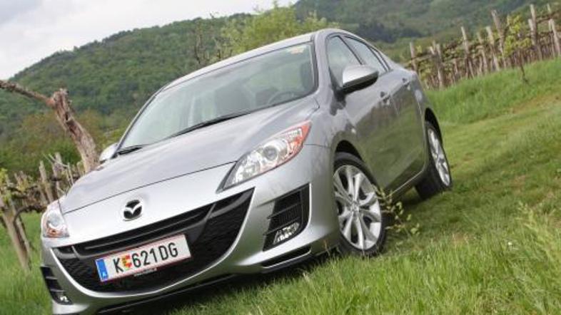 Mazda3 ni avtomobil, ki ustavlja promet, ko se pelje mimo. Prej kot to je avtomo