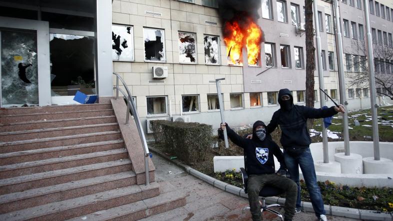 Tuzla nemiri protesti policija protestniki požar