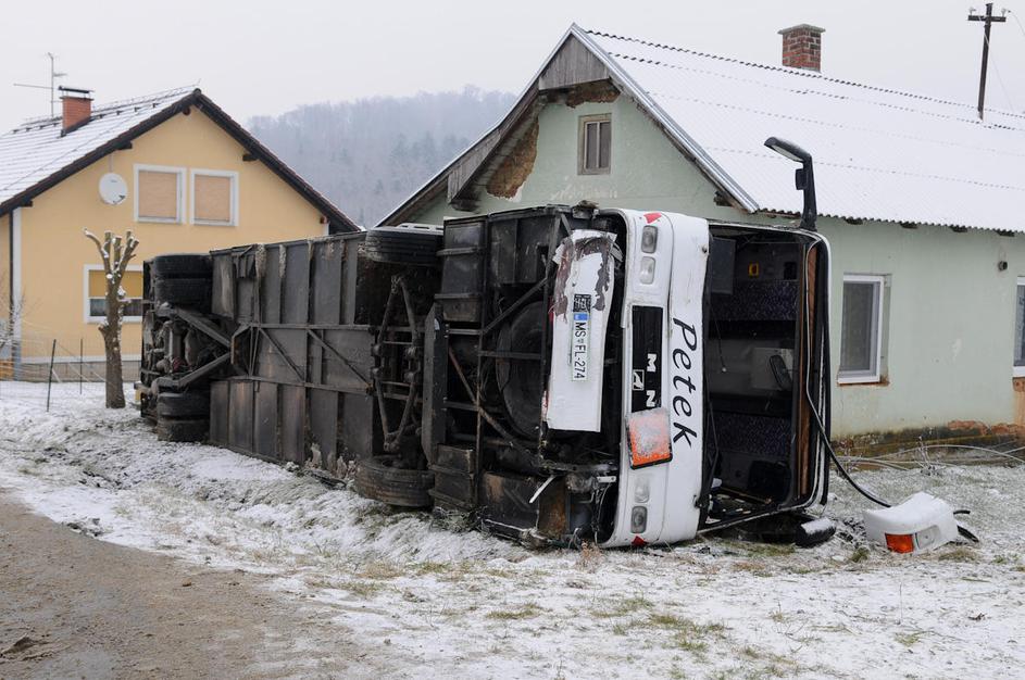 Tako se je avtobus s šolskimi otroki prevrnil konec januarja. (Foto: Spletni med