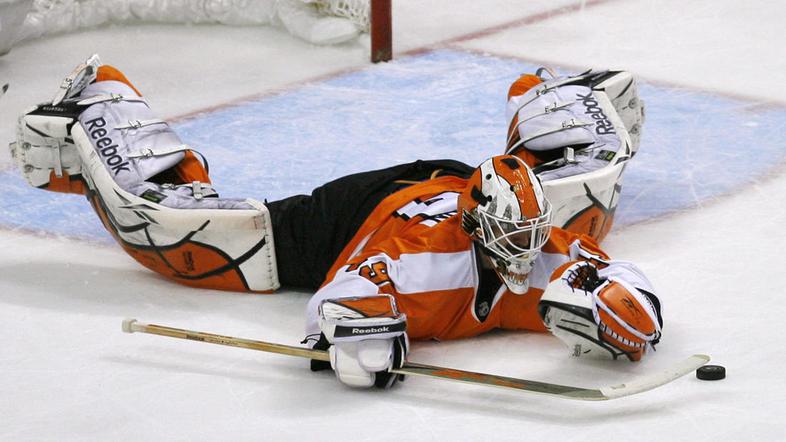 Michael Leighton, še pred nekaj dnevi rezervist, je zdaj junak Flyersov.  (Foto: