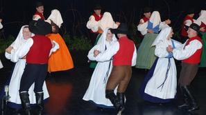 Ljudsko izročilo ohranjajo v čim izvirnejši obliki, saj menijo, da narod brez te