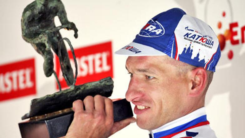 Sergej Ivanov je z veseljem razkazoval skulpturo, ki jo je dobil za zmago.