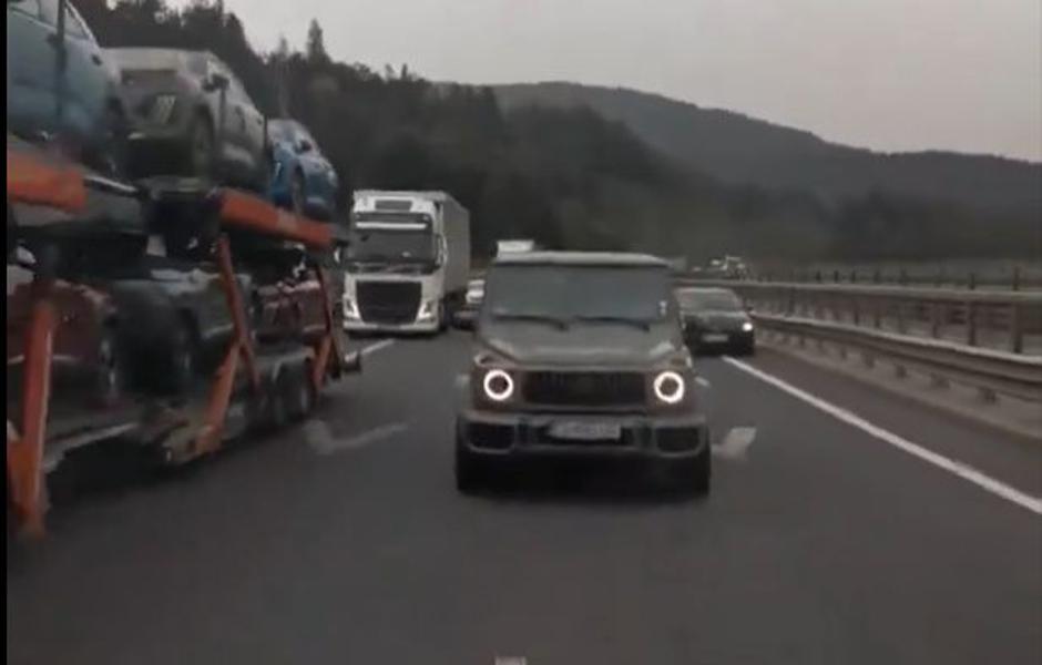 Predrzni voznik je izkoristil reševalni pas | Avtor: Twitter