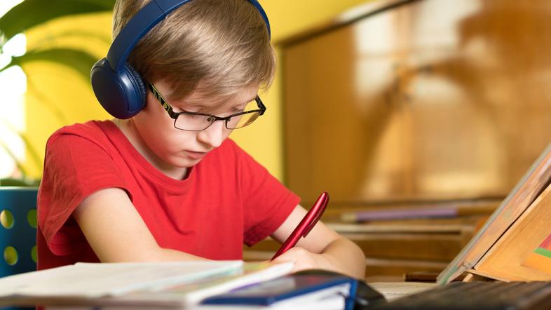 Otrok za računalnikom