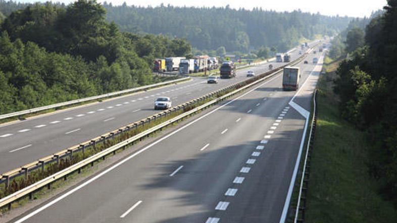 Sodišče v Beogradu je člane tako imenovane "cestne mafije" obtožilo na skupno 13