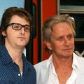 Cameron Douglas s svojim slavnim očetom. (Foto: Flynet/JLP)