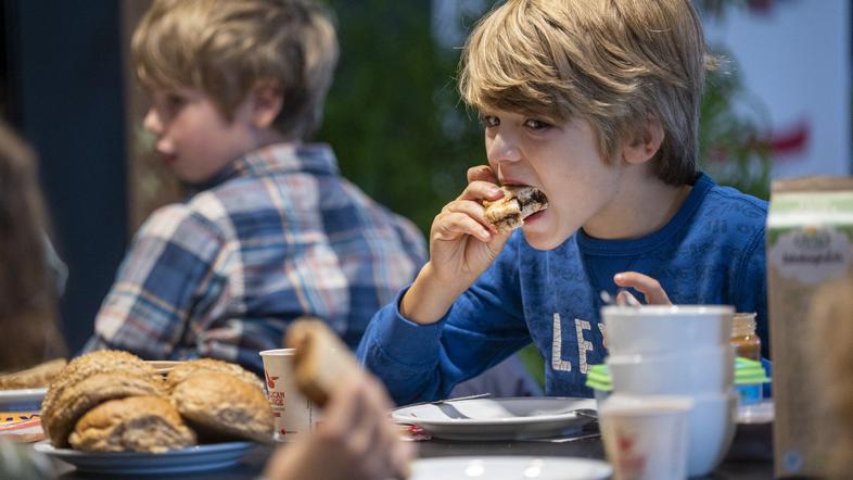 otrok je zajtrk zdrav zajtrk