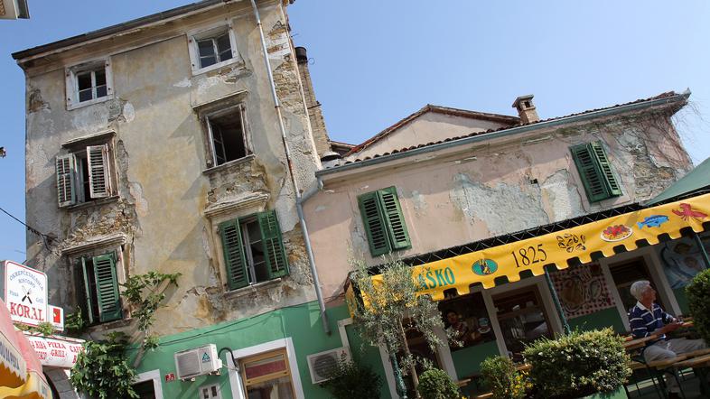 Zgradbi nad restavracijo Ribič v izolskem mandraču sta tik pred tem, da se poruš